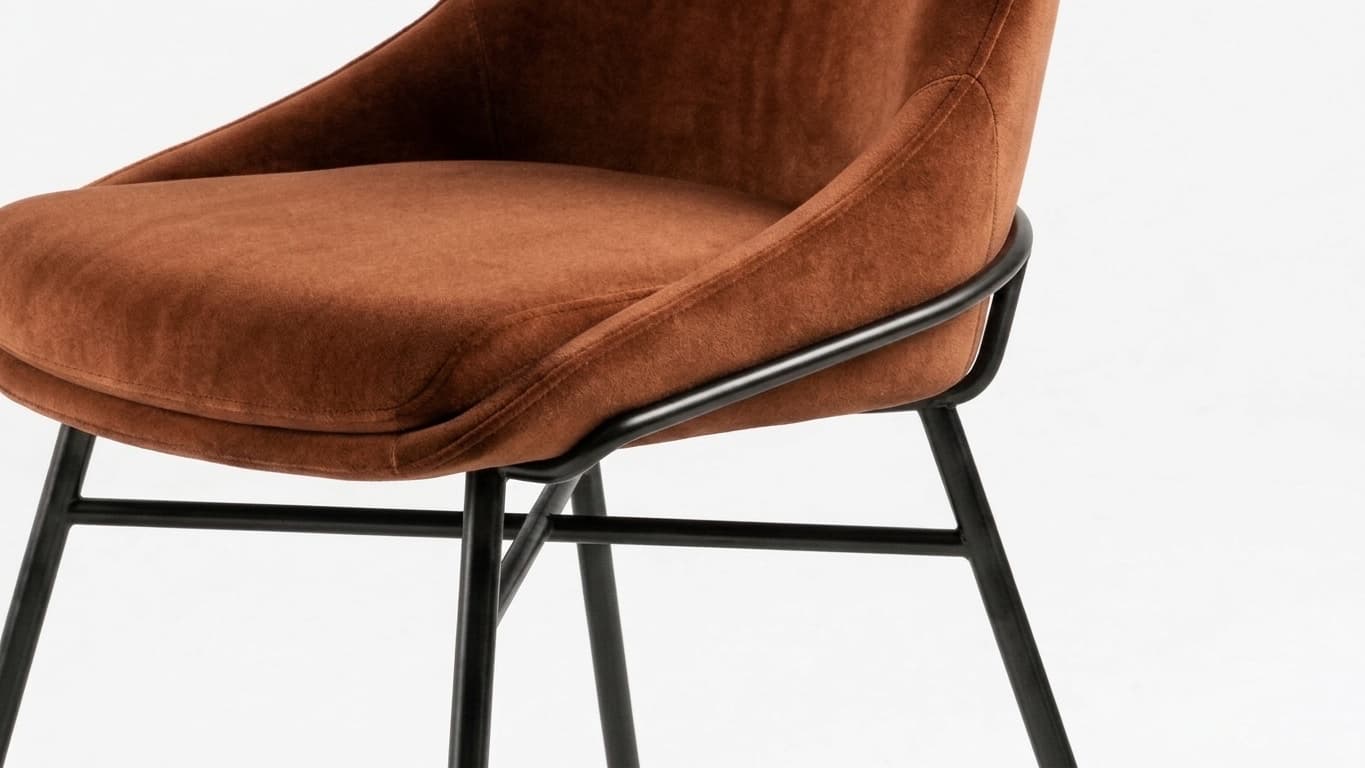 Détail de la liaison entre l'assise en velours et le piétement acier
