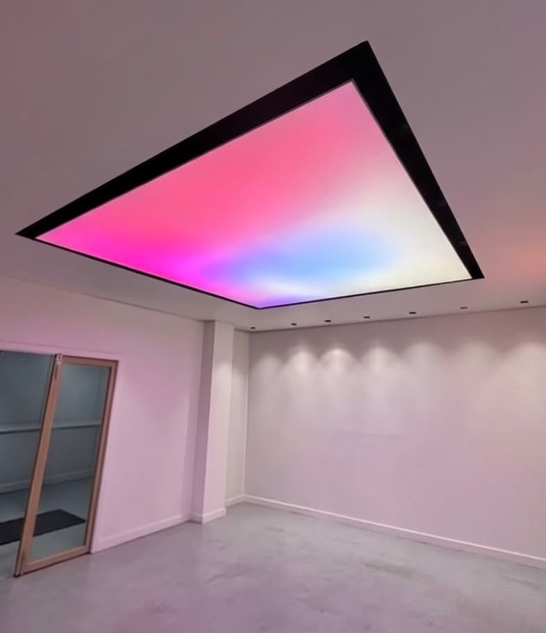 Lucarne encastrée, toile tendue éclairée en dégradé rose et bleu
