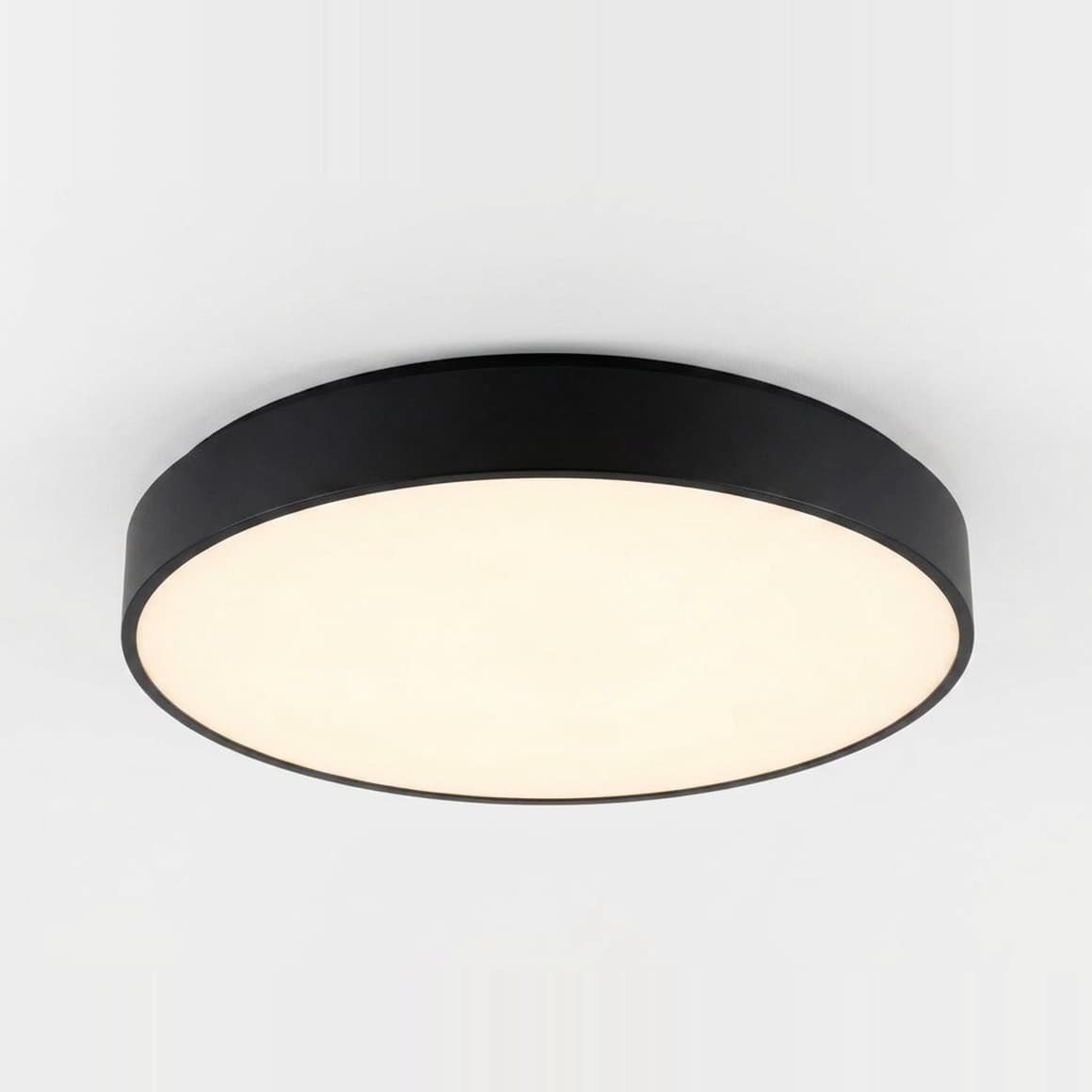 Halo, plafond lumineux rond, posé dans une pièce à vivre