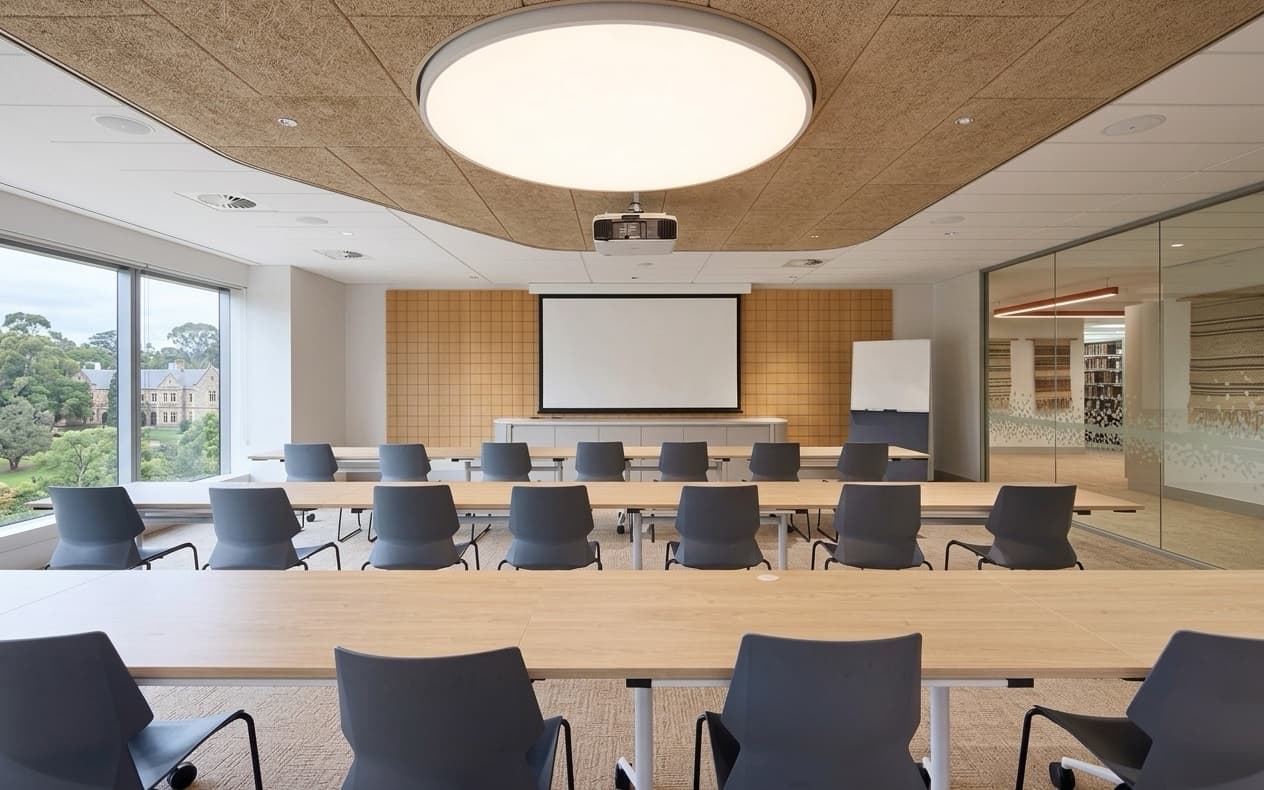 Grand plafond lumineux rond au-dessus d'une salle de réunion