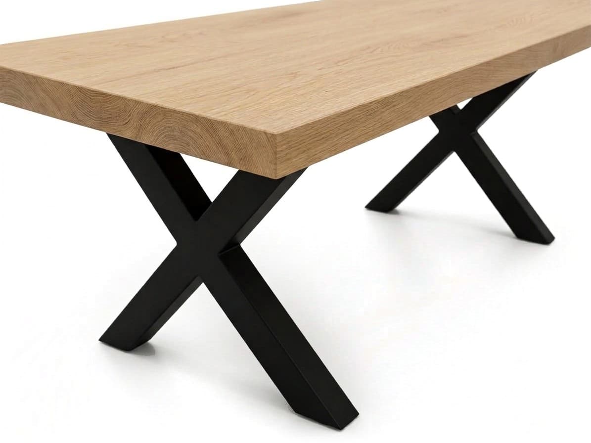 Table Croix, détail : l'angle du plateau de chêne et le X d'acier noir qui le porte